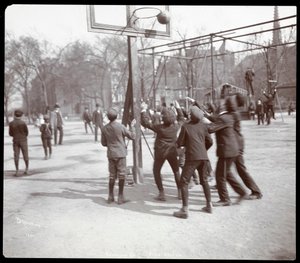 Vista de niños jugando baloncesto en una cancha en Tompkins Square Park en el Día del Árbol, Nueva York, 1904